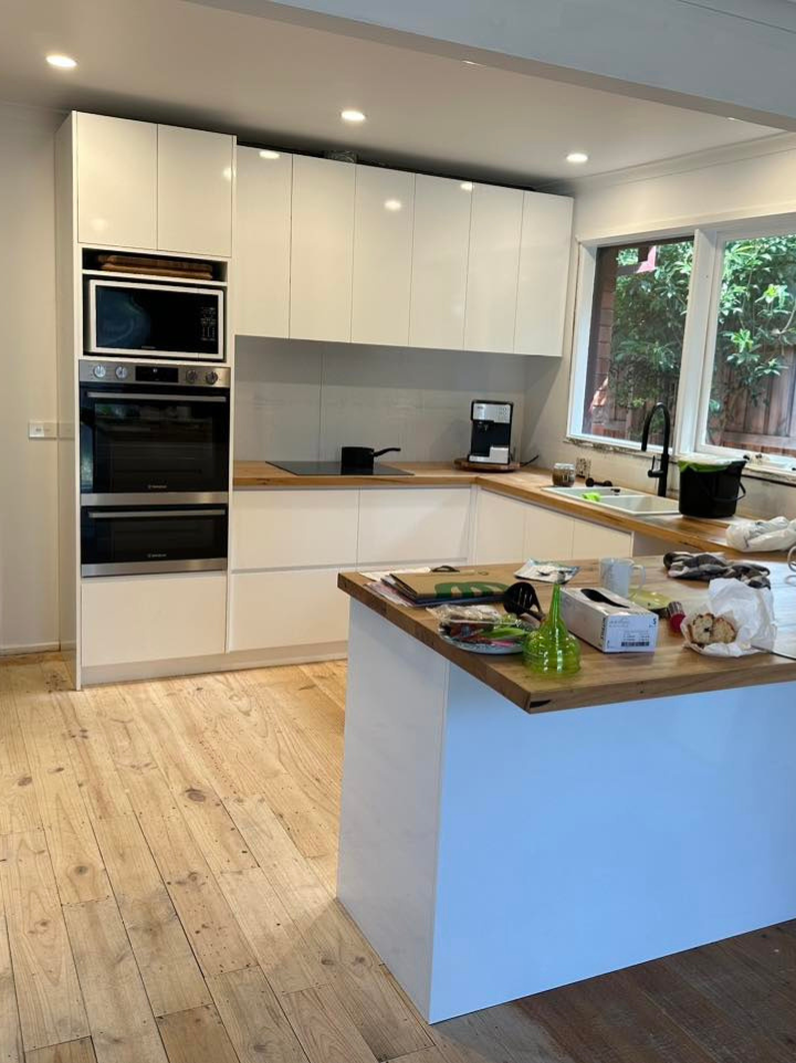 Kitchen renovation with Polytec gloss white doors and fingerpull handles